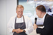 Bobby Bräuer vom EssZimmer by Käer in der BMW Welt kochte beim „BMW Ladies Day“ @ BMW und MINI Driving Academy(Fotos: Rainer Häckl für BMW)